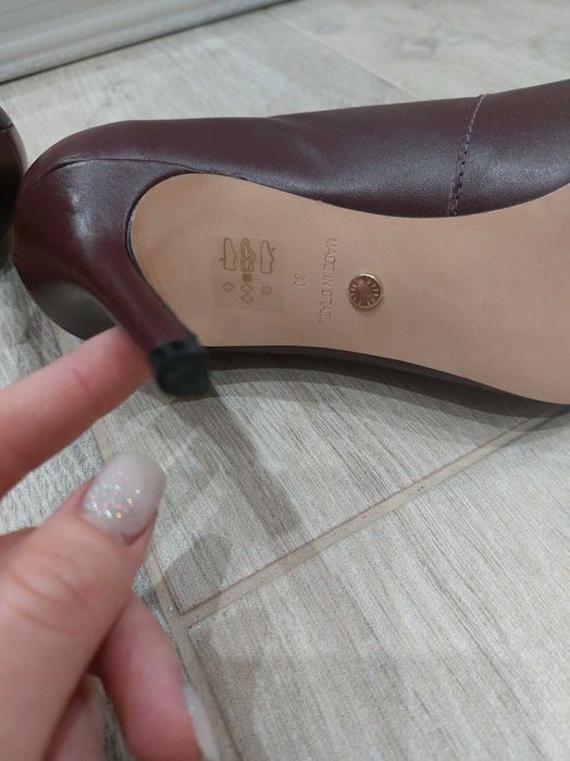 Нові шкіряні ботинки на шпильці