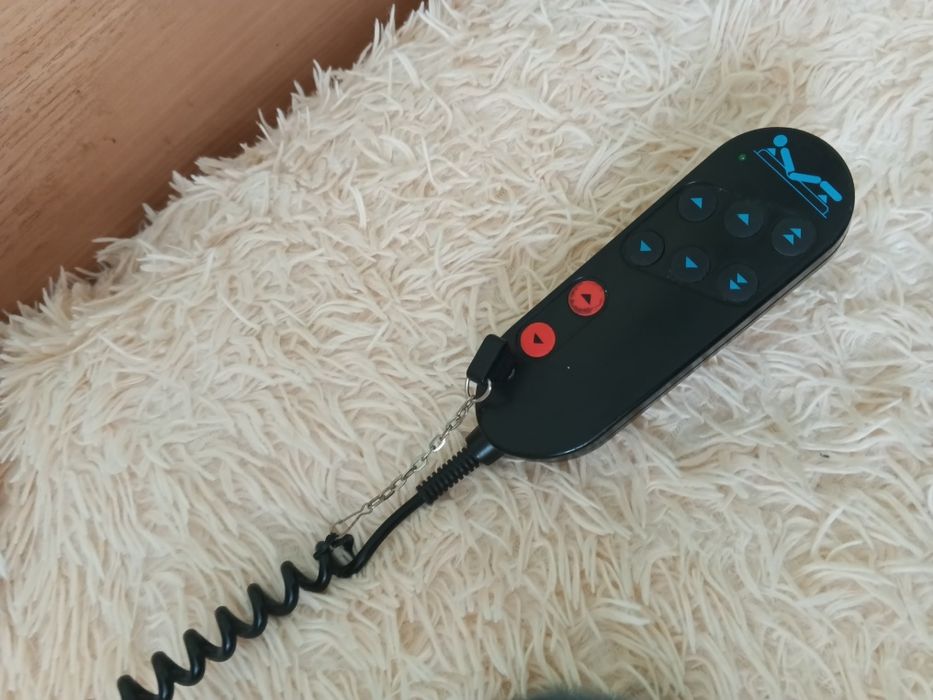 Медичне ліжко з електроприводом і пультом