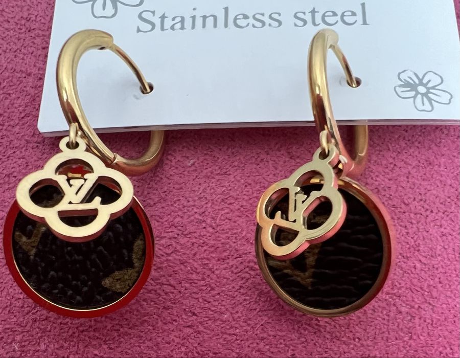 Lindos brincos dourados com detalhe em polipele