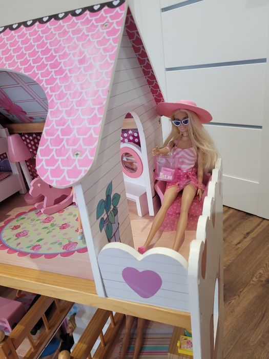 Drewniany domek dla lalek