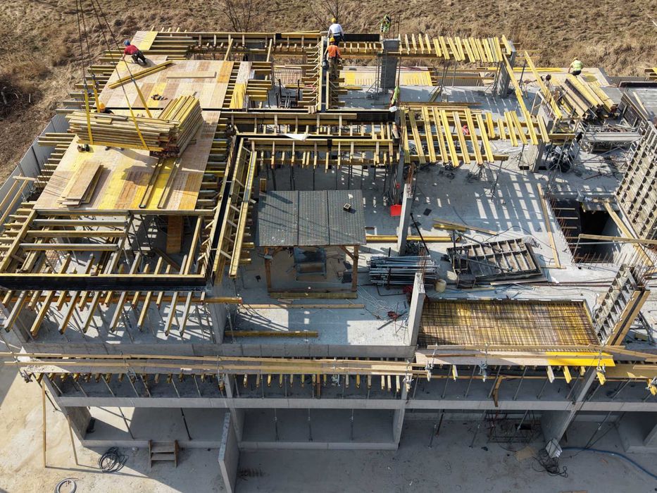 Wynajem sprzedaż szalunków rusztowań podnośników kontenerów ogrodzeń