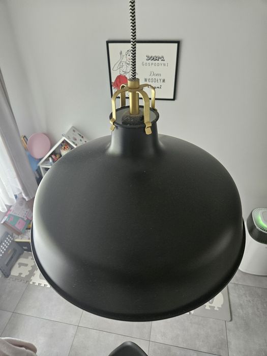 Czarna wisząca lampa ikea