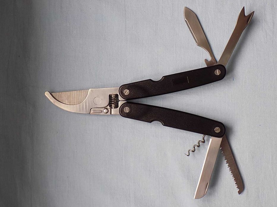 Sekator ogrodowy Multi - Tool .Nóż, piła, korowanie, korkociąg i inne.