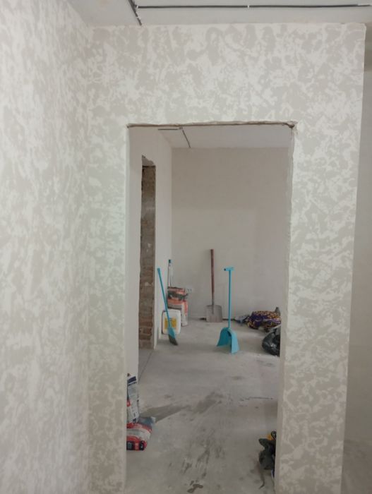 Шпаклівка стін та штукатурка.