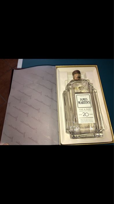 Caixa e garrafa vazia de James Martins 20 anos