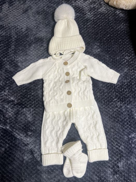 Вязаний костюмчик
