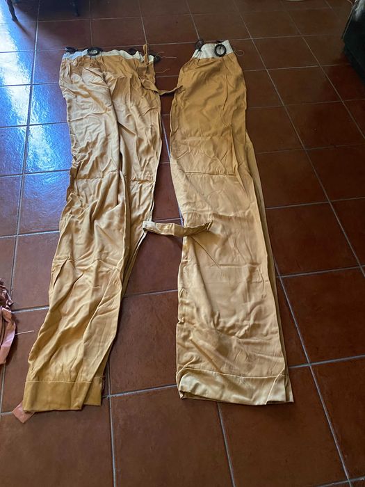 conjunto de cortinados amarelos grandes e altos novos