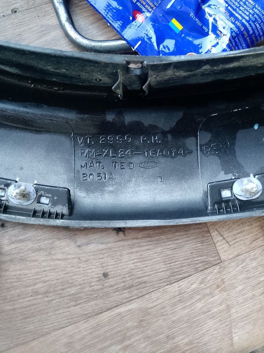 Продам накладку на крыло форд