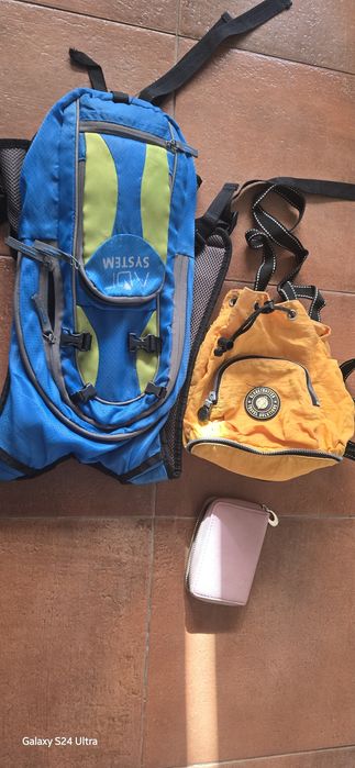 Duas mochilas e uma carteira