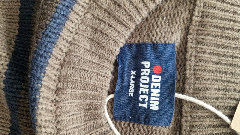 Sweter w pasy brązowy