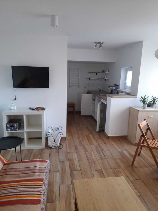 Umeblowana kawalerka bez czynszu - parter, ogrzewanie w cenie