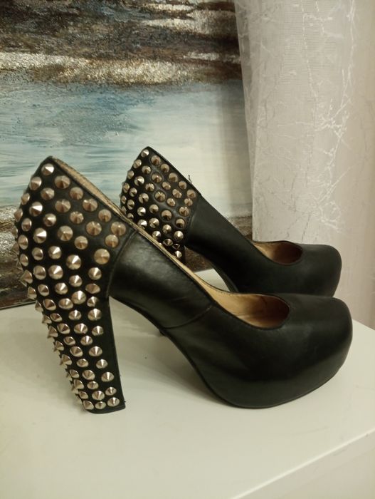 Pantofle buty damskie ukryta platforma skóra ćwieki czarne