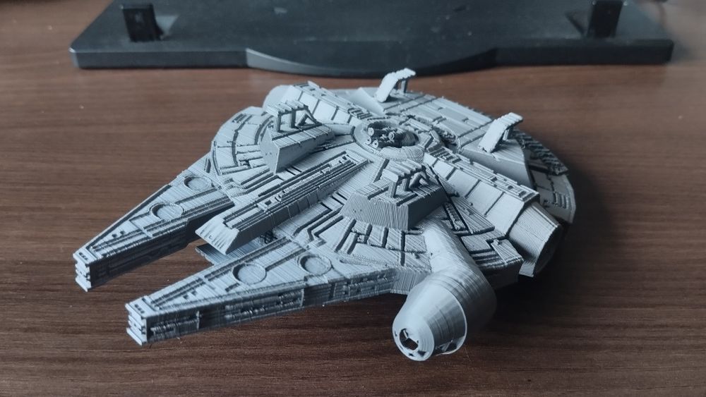 Nave space 1999 Millennium Falcon