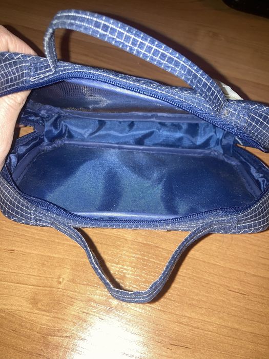 Biało granatowa kosmetyczka