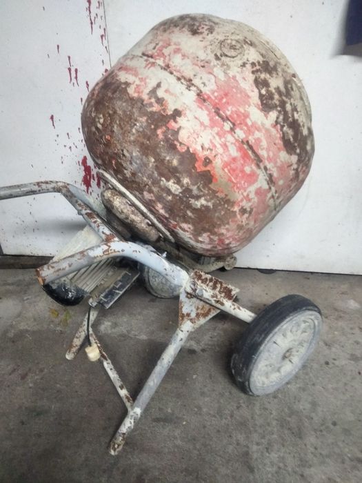 Vendo betoneira carro mão