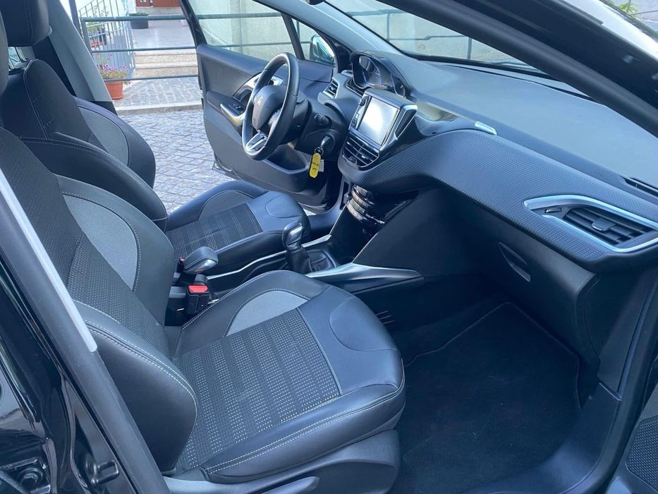 Peugeot 2008 1.2 VTi Allure (Pele + ecrã touch)