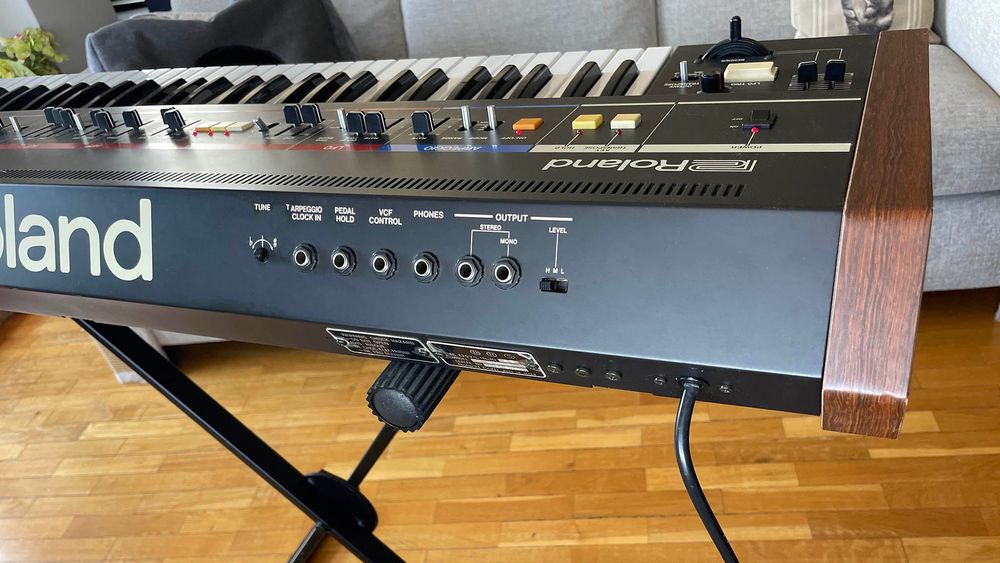Roland JUNO 6, em estado de novo