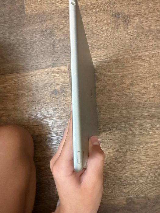iPad 9 64GB — без подряпин, є нюанс із сенсором