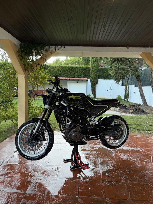 Husqvarna svartpilen 401 com muitos extras e afinação de valvulas feita