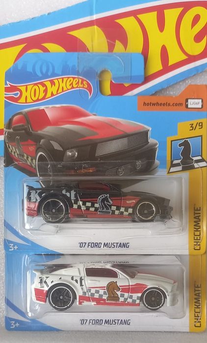 Conjunto 2 , 07 Ford Mustang Hot Wheels