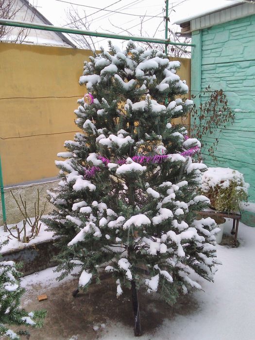 Ёлка искусственная с игрушками