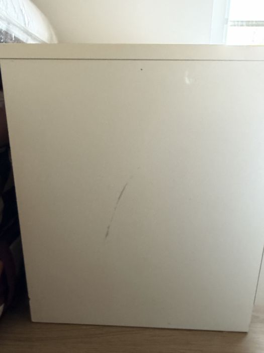 Comoda e mesa de cabeceira ikea