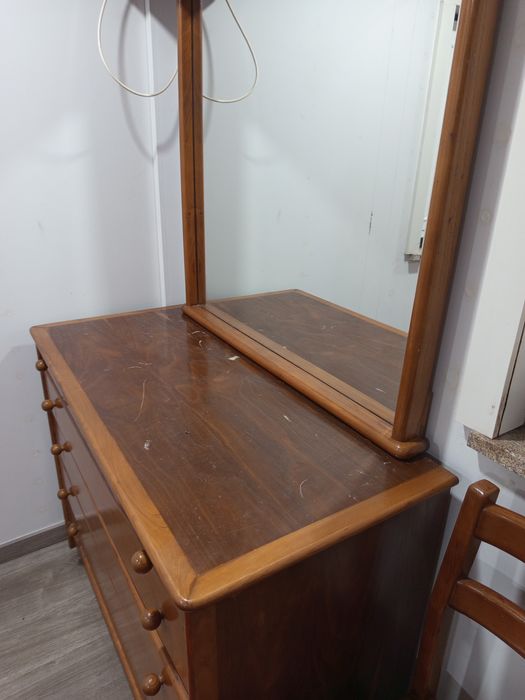 Mobília de quarto com duas mesas de cabeceira cómoda e cadeira