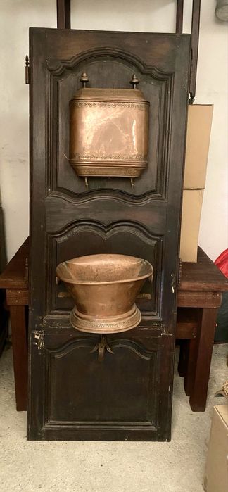 Porta francesa com fontanário em cobre