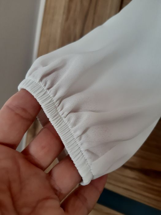 Biała bluzka z długim rękawem