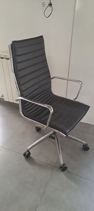 Cadeira de secretária em pele