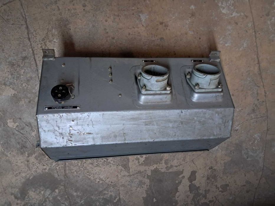 ТУЕ-48, манометр - ЕДМУ -15, тахометр в блоці дистанційного керування.