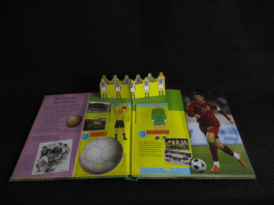 Livro As Regras do Futebol Edição Especial Mundial 2014 com pop‑up e páginas interativas