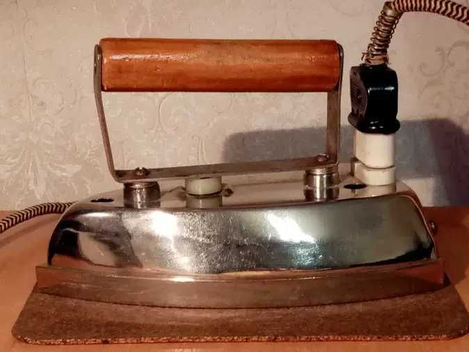 Утюги Советские, две шт.