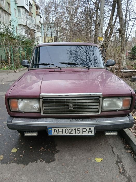 2107 карбюратор 2001год. Переоформление. Кузов не гнилой, отдаю летнюю резину. Карбюратор  прошёл полностью то. Запаска зимняя,резина в отличном состоянии. Полностью обслужена масла,фильтра,поменял печку на медную хорошо греет. Обслужена ходовая ,сайлентблоки штанги реактивные усиленные нивовские,сцепление нивовское усиленное. Свет отличный,работает обогрев заднего стекла,работает всё отлично. Готов на любое сто.Торговля возле капота.