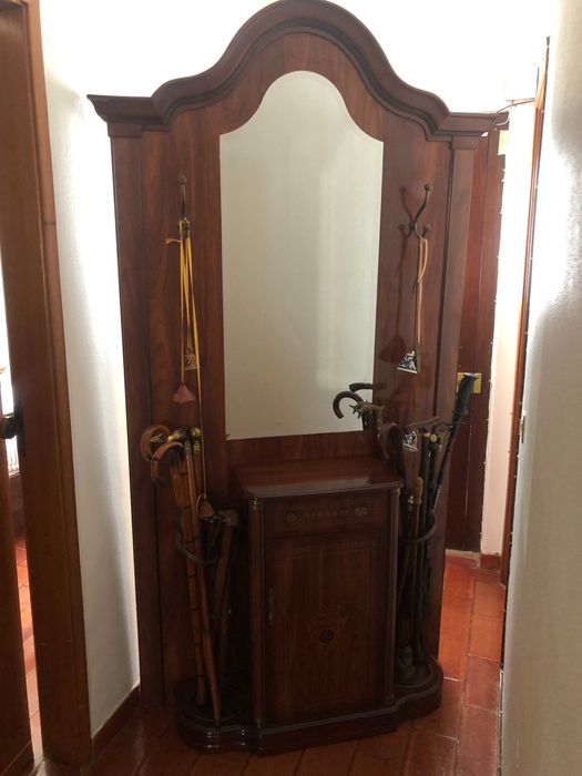 Bengaleiro em madeira com espelho