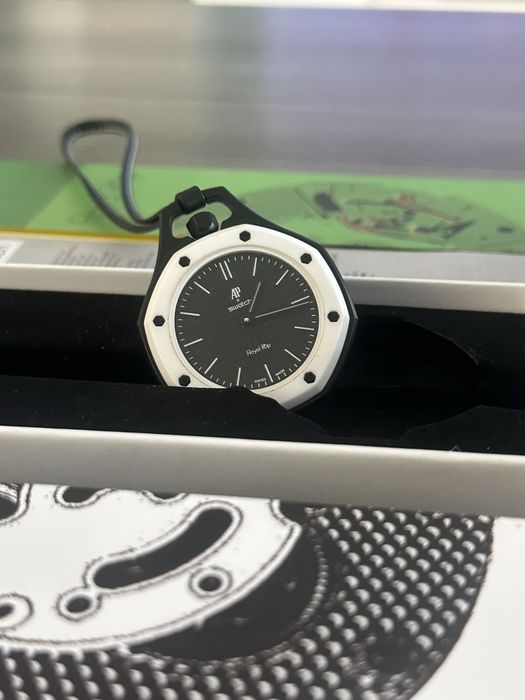 Royal Pop Ap x swatch ocho negro