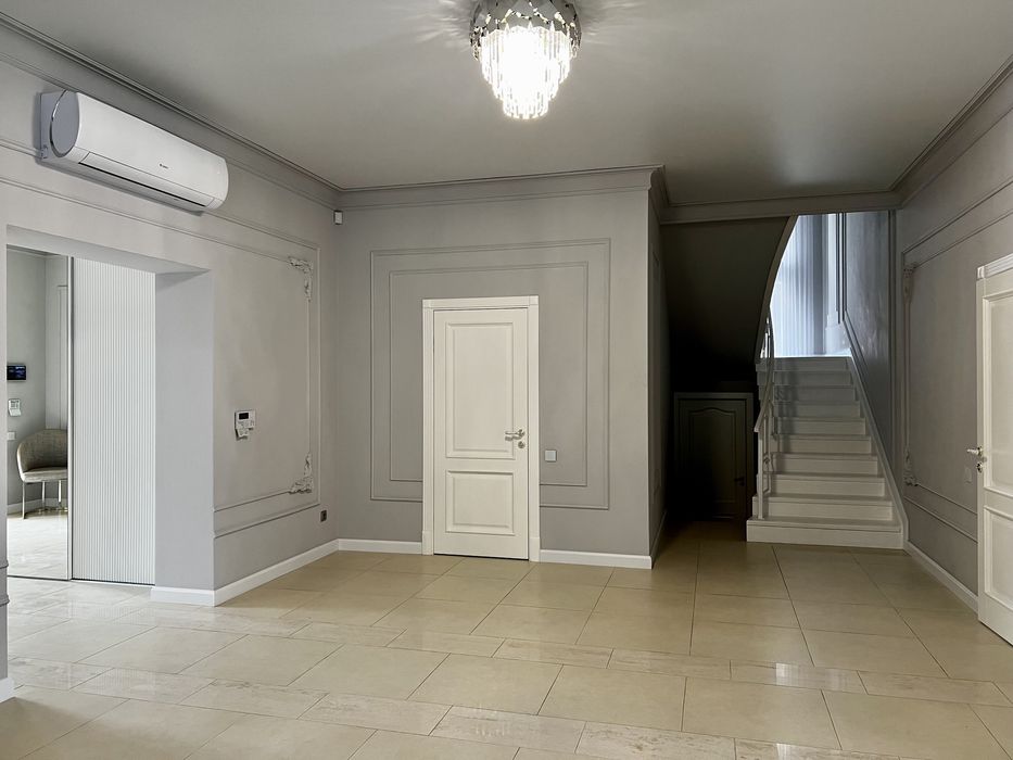 Будинок в районі вул. Буковинської (Беверлі Хіллс.) Є басейн