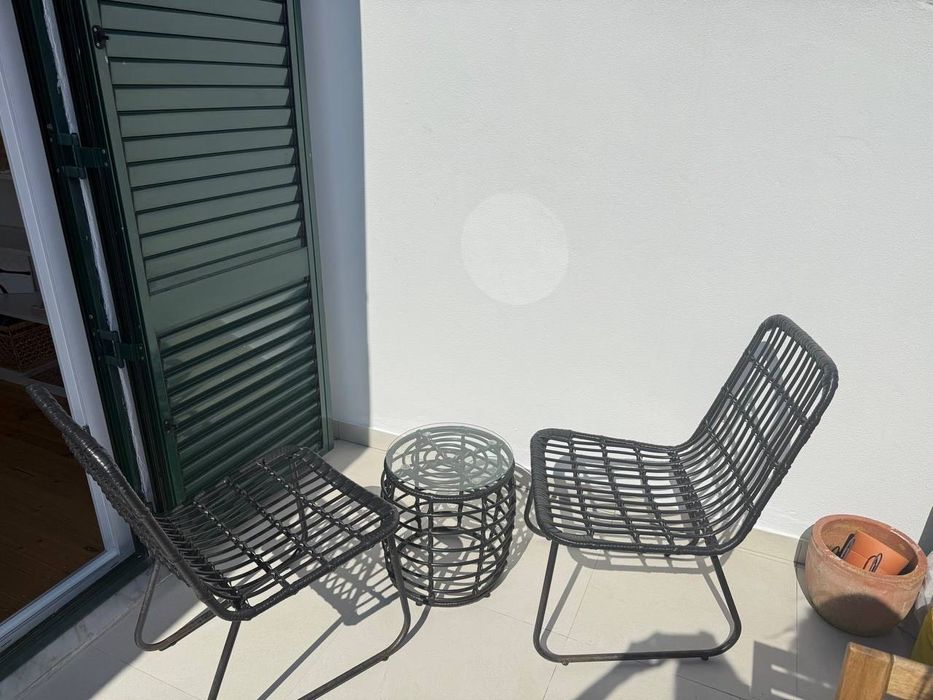 Conjunto de 2 cadeiras pretas e uma pequena mesa para terraço /varanda