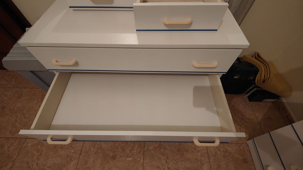 Cómoda Branca com Espelho e 4 Gavetas