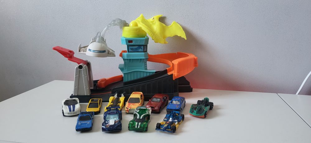 Hot Wheels City - Ptero-port - Atak pterodaktyla + 11 samochodów