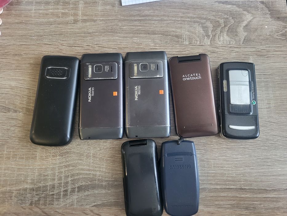 Telefony stare z klapką i bez