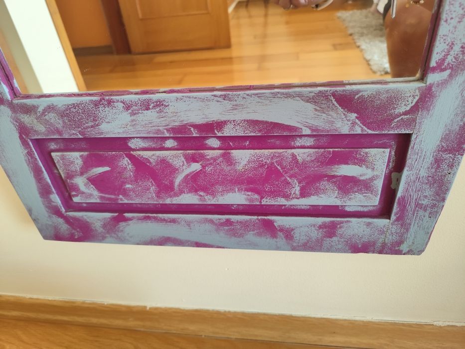 Espelho embutido em porta de madeira