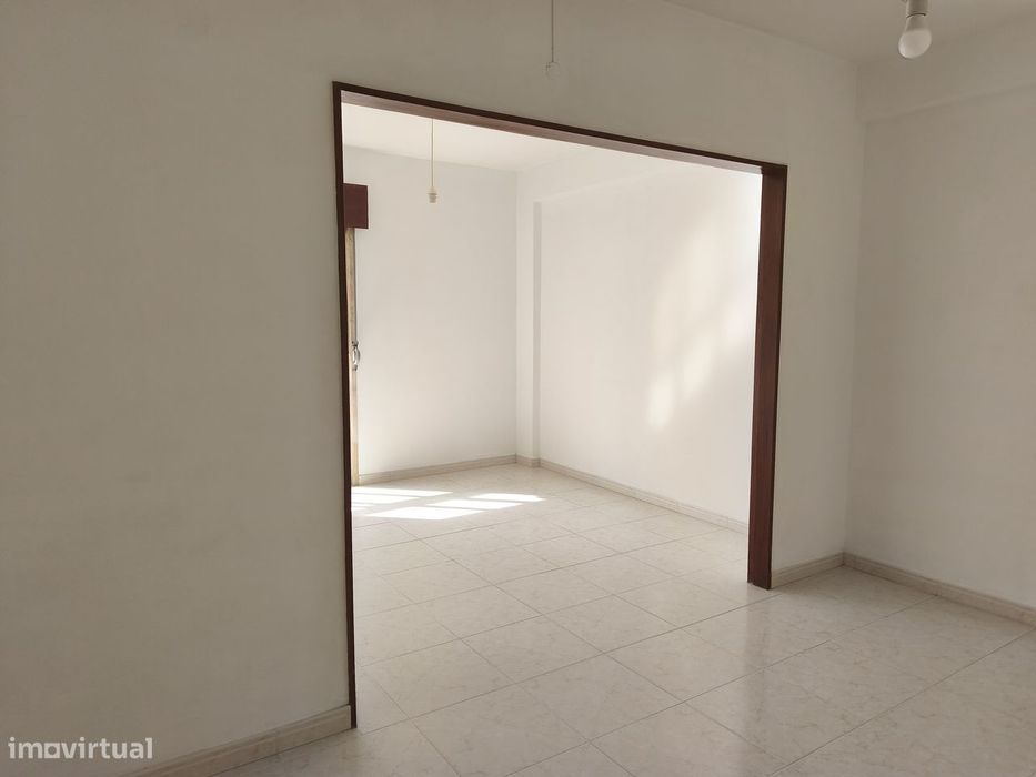 T3 Linda-a-Velha, Bem localizado,Junto à saída da A5 e VivaGym Ginásio