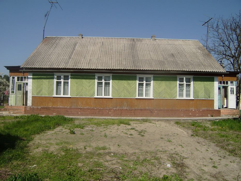 Продається великий будинок 140 м² (2 окремі входи) на земельній ділянці 12 соток біля соснового лісу в селищі Понінка