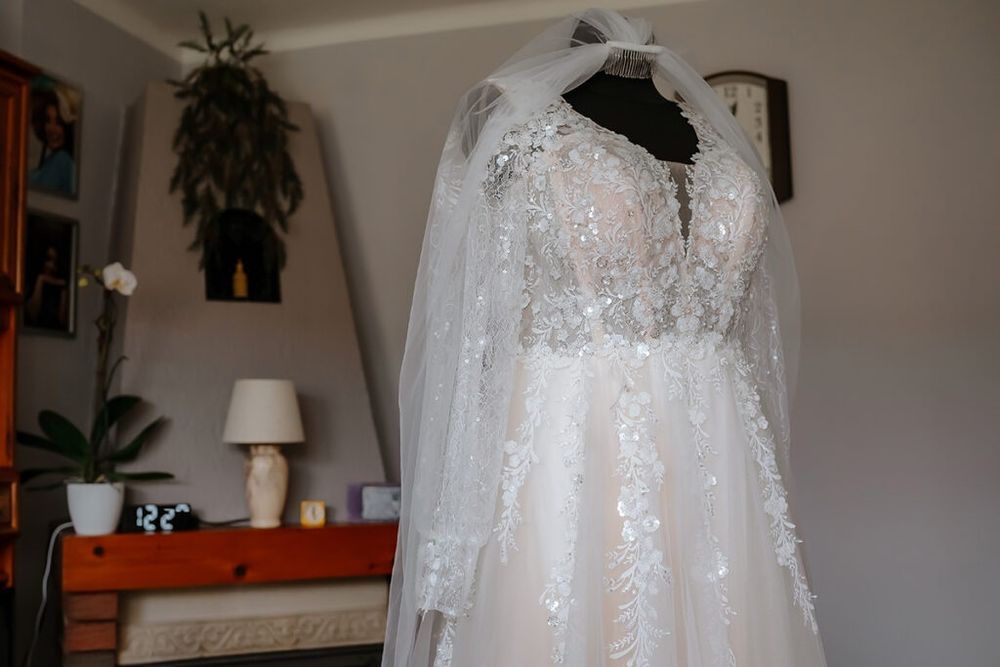 Suknia ślubna literka A