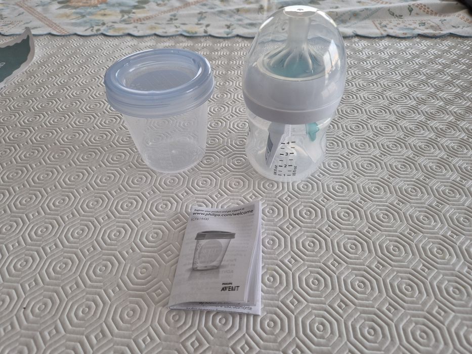 Biberão AVENT e copo de leite materno