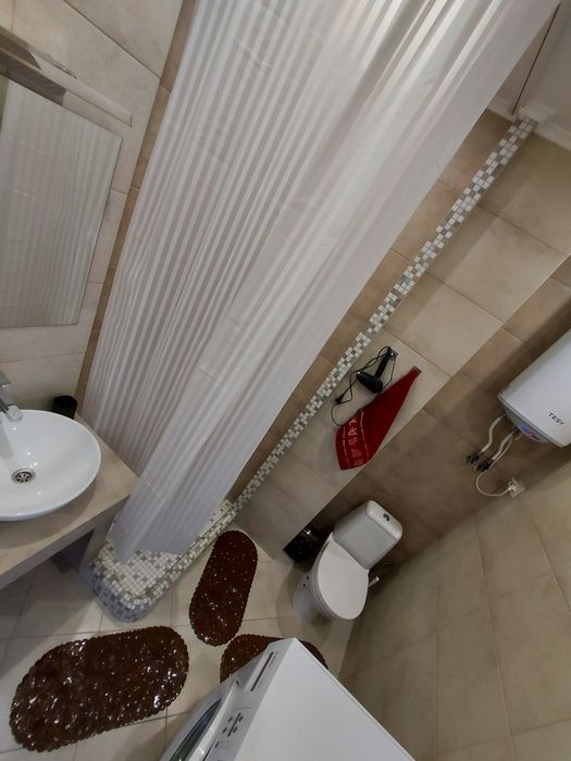 2 - кімнатна квартира. Погодинно. Подобово. ТРЦ " ЧАЙКА " Smart TV.