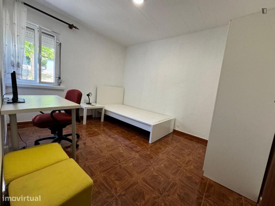 Quarto - localizado em Olivais Lisbon
