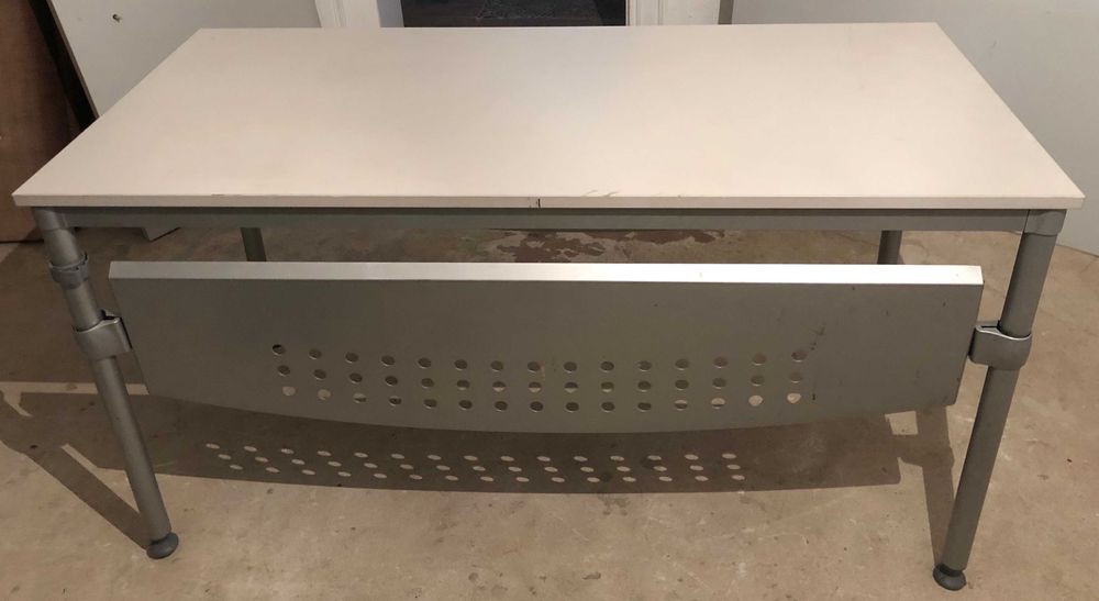 Várias secretárias de escritório + 5 cadeiras