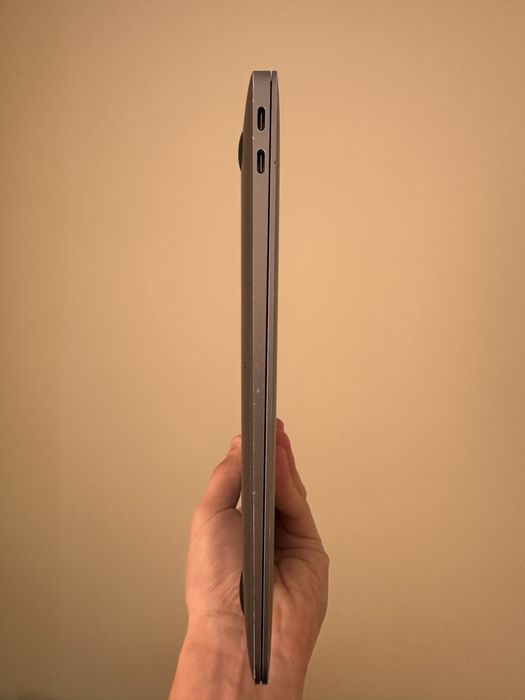 Продам MacBook Air 13” 2019p i5/8GB/128SSD
